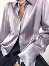 Load image into Gallery viewer, 1990&#39;s Vintage Lilac Charmeuse Silk Button Up Blouse (M-XL)
