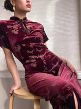 Load image into Gallery viewer, 1990’s Classic Maroon Velour Wildflower Print Cheongsam (M/L-XL)
