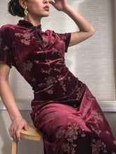 Load image into Gallery viewer, 1990’s Classic Maroon Velour Wildflower Print Cheongsam (M/L-XL)
