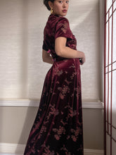 Load image into Gallery viewer, 1990’s Classic Maroon Velour Wildflower Print Cheongsam (M/L-XL)
