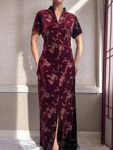 Load image into Gallery viewer, 1990’s Classic Maroon Velour Wildflower Print Cheongsam (M/L-XL)
