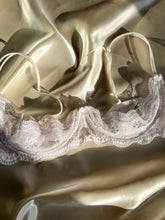 Load image into Gallery viewer, 90’s Vintage Peekaboo Ivory Lace Bra— Size 40
