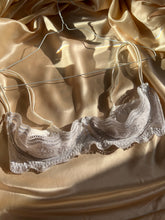 Load image into Gallery viewer, 90’s Vintage Peekaboo Ivory Lace Bra— Size 40
